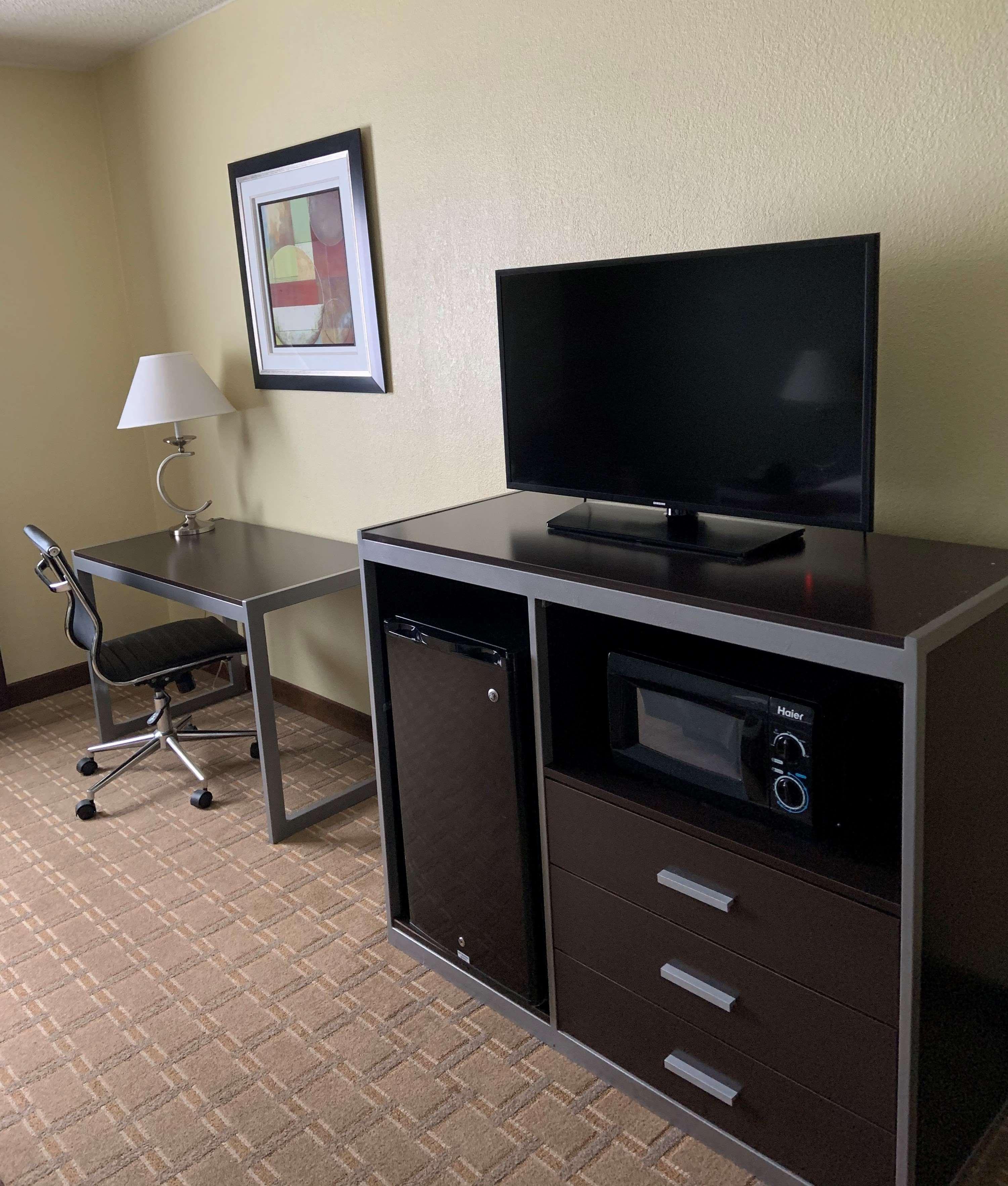 Best Western Airport Inn & Suites Cleveland Brook Park Exteriör bild
