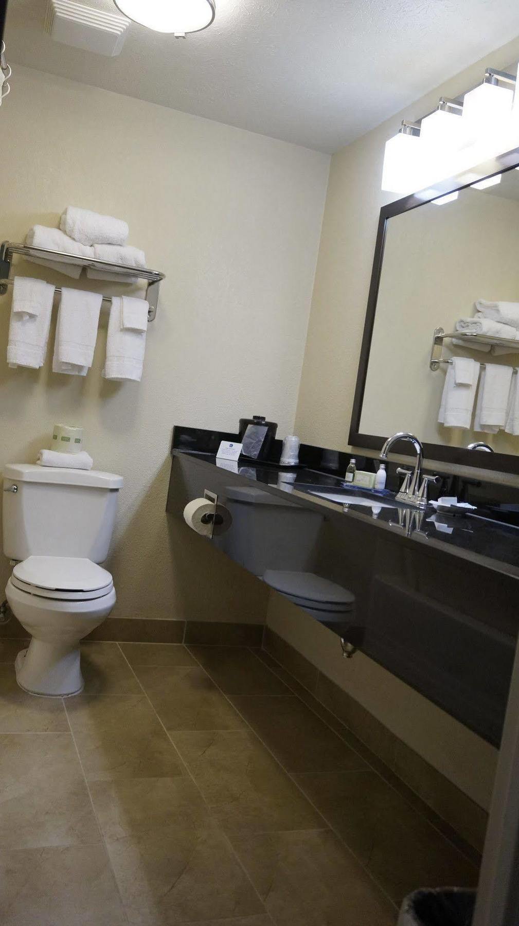 Best Western Airport Inn & Suites Cleveland Brook Park Exteriör bild