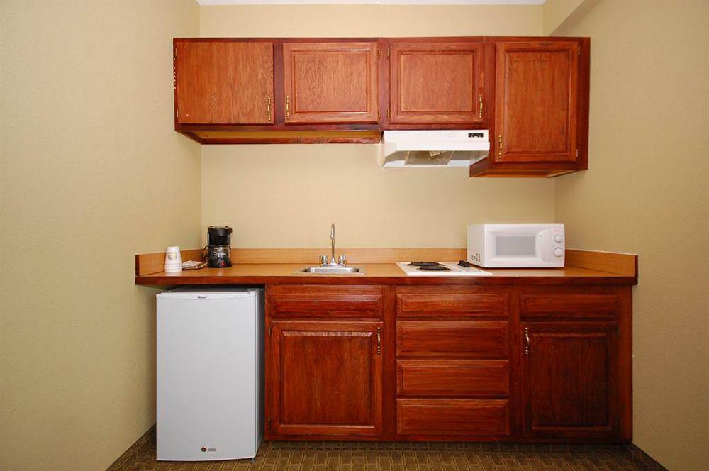 Best Western Airport Inn & Suites Cleveland Brook Park Exteriör bild